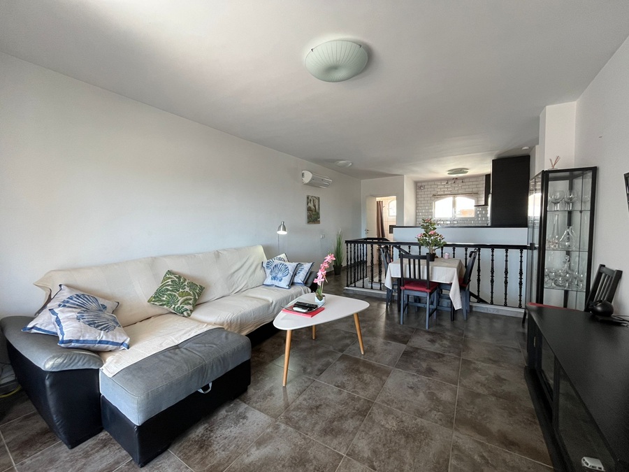 Renoverat hus med takterrass, panoramautsikt över havet och bergen samt separat lägenhet under huset