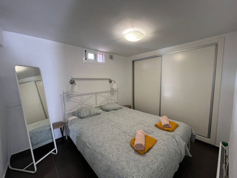 Renoverat hus med takterrass, panoramautsikt över havet och bergen samt separat lägenhet under huset