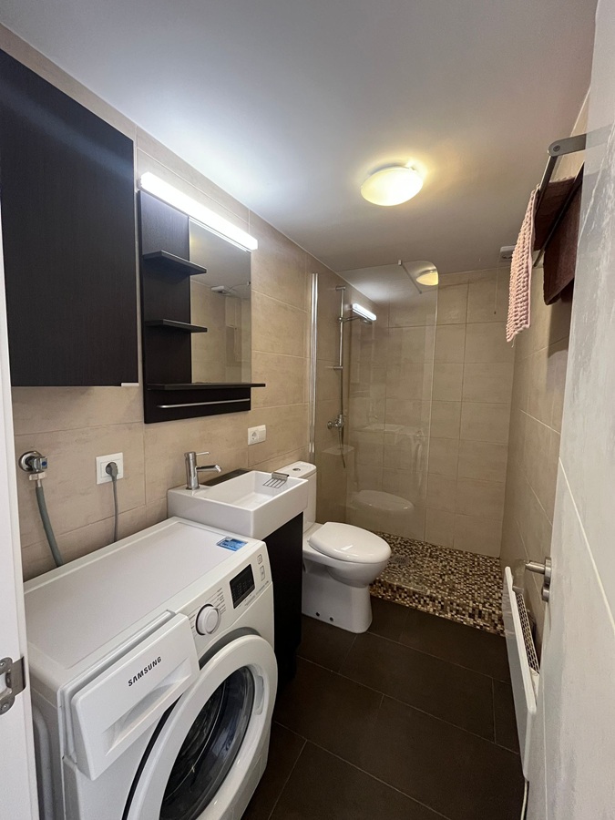 Renoverat hus med takterrass, panoramautsikt över havet och bergen samt separat lägenhet under huset