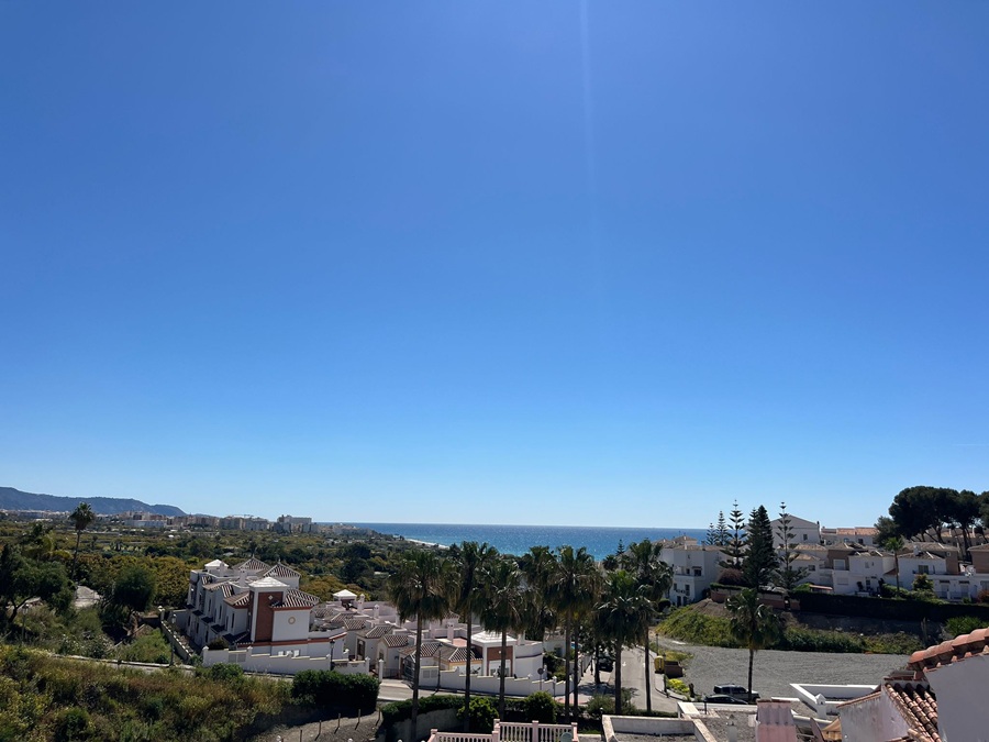 Renoverat hus med takterrass, panoramautsikt över havet och bergen samt separat lägenhet under huset