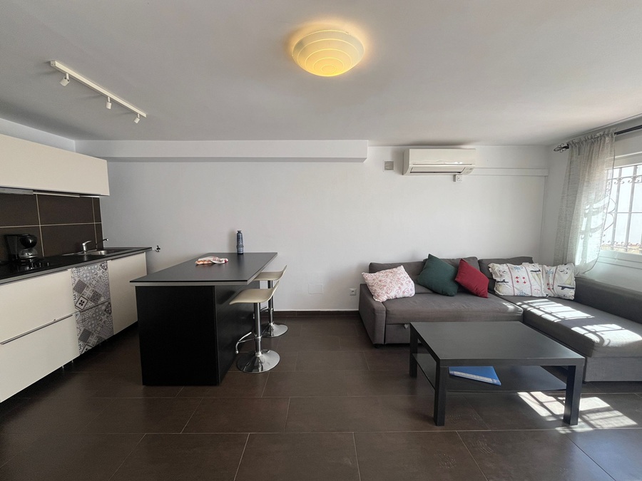 Renoverat hus med takterrass, panoramautsikt över havet och bergen samt separat lägenhet under huset