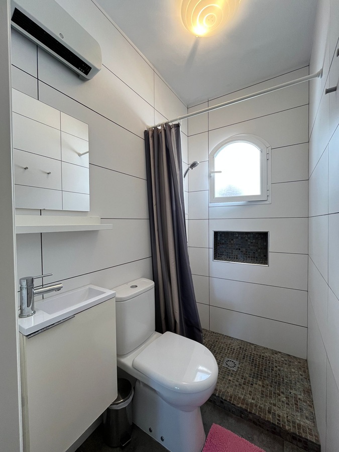 Renoverat hus med takterrass, panoramautsikt över havet och bergen samt separat lägenhet under huset