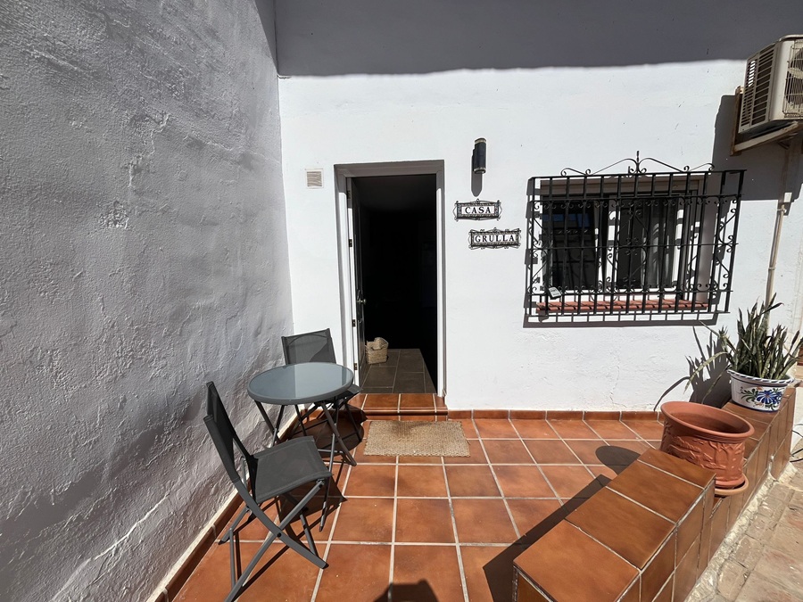 Renoverat hus med takterrass, panoramautsikt över havet och bergen samt separat lägenhet under huset