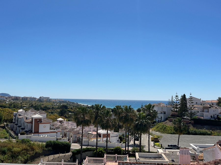 Renoverat hus med takterrass, panoramautsikt över havet och bergen samt separat lägenhet under huset