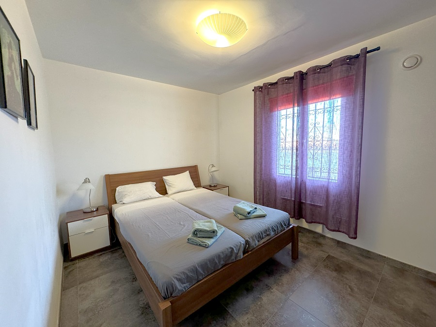 Renoverat hus med takterrass, panoramautsikt över havet och bergen samt separat lägenhet under huset