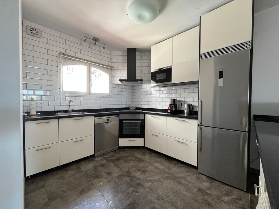 Renoverat hus med takterrass, panoramautsikt över havet och bergen samt separat lägenhet under huset