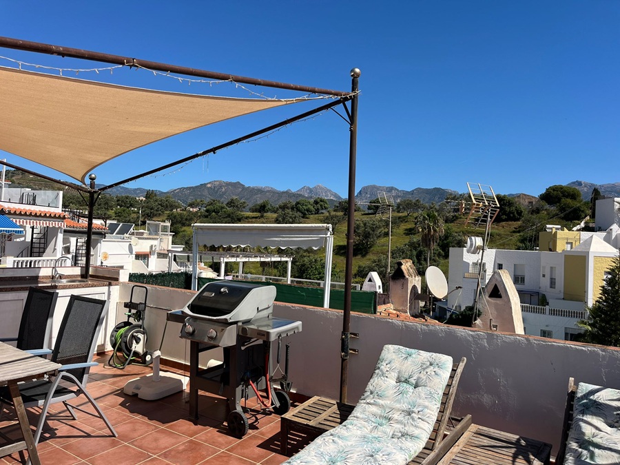 Renoverat hus med takterrass, panoramautsikt över havet och bergen samt separat lägenhet under huset