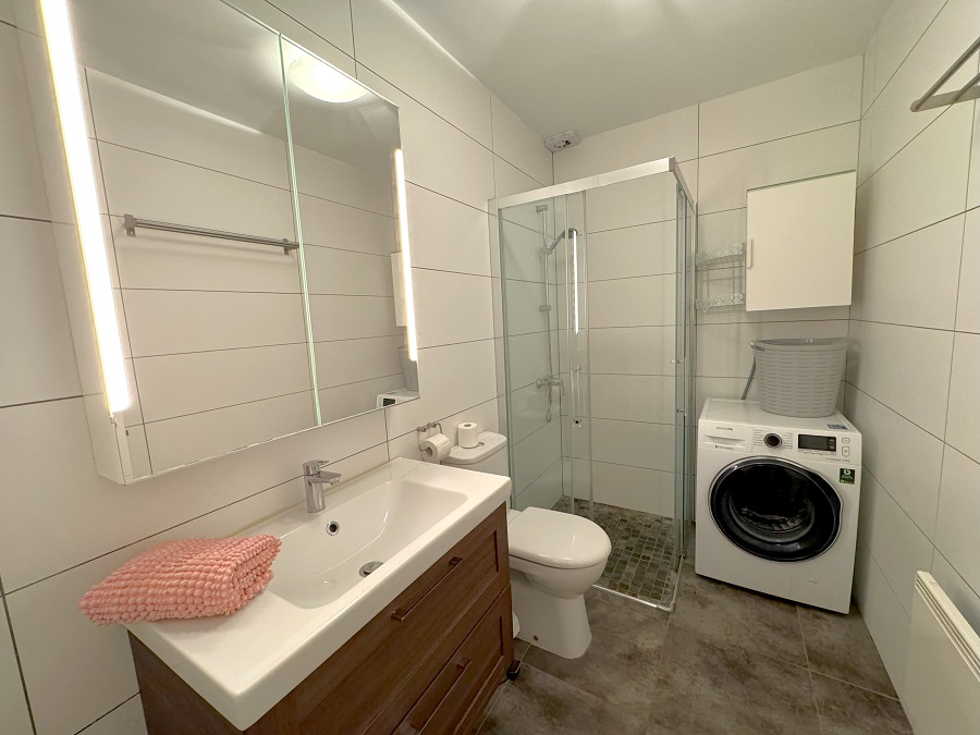 Renoverat hus med takterrass, panoramautsikt över havet och bergen samt separat lägenhet under huset