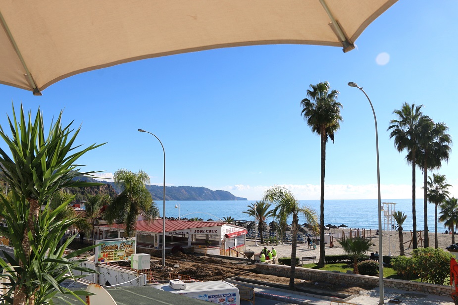 Vacker lägenhet på första linjen Burriana Beach i Nerja