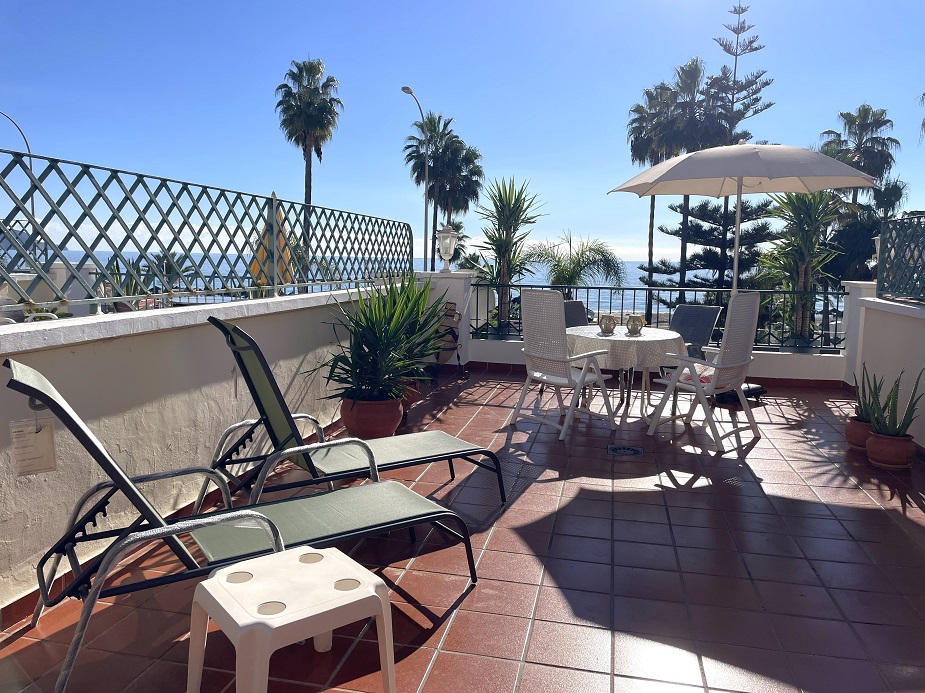 Vacker lägenhet på första linjen Burriana Beach i Nerja