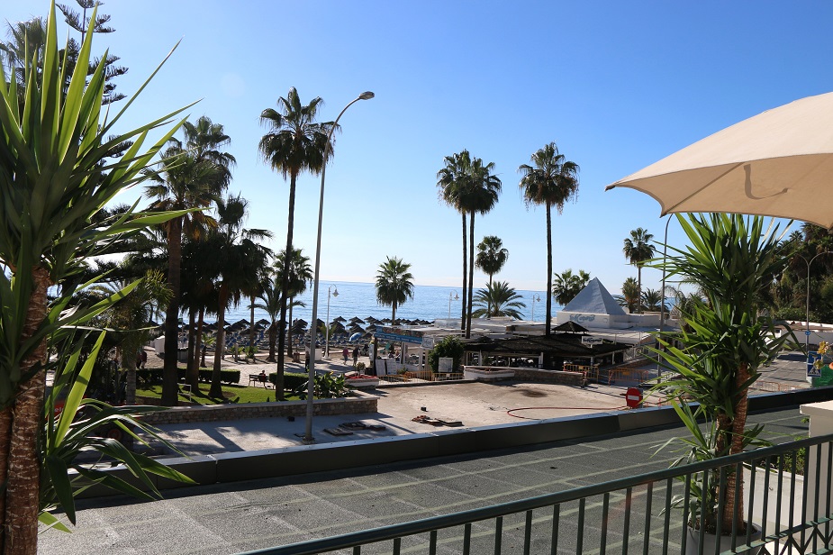 Vacker lägenhet på första linjen Burriana Beach i Nerja