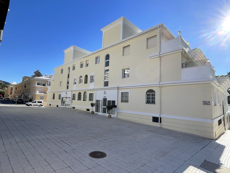 Vacker lägenhet på första linjen Burriana Beach i Nerja