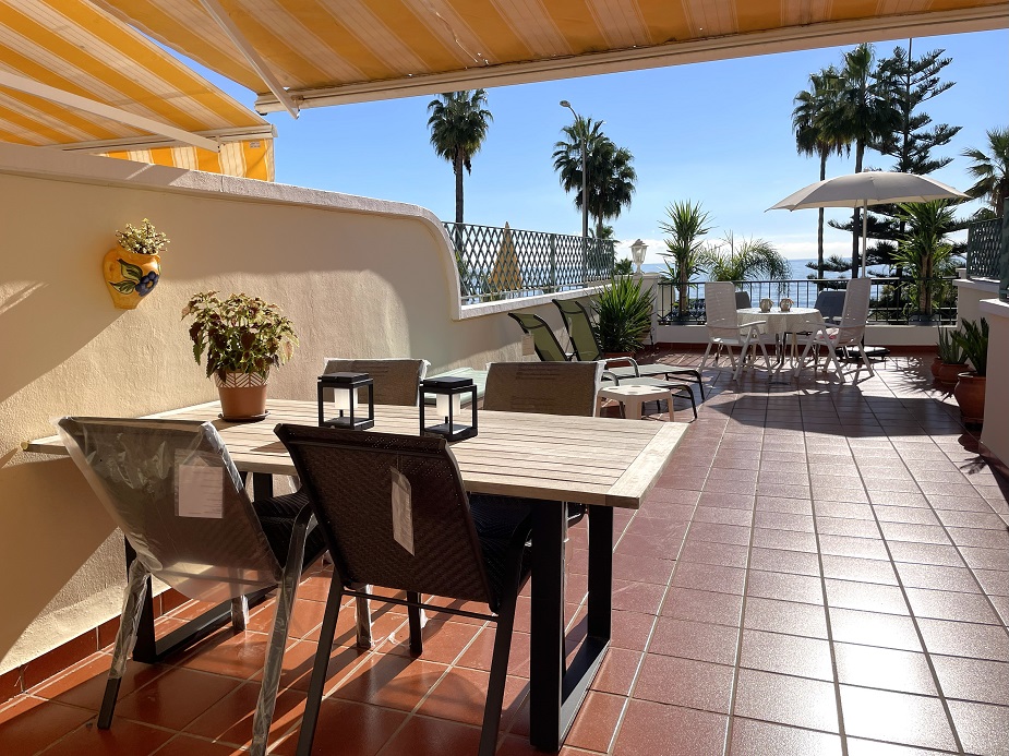 Vacker lägenhet på första linjen Burriana Beach i Nerja