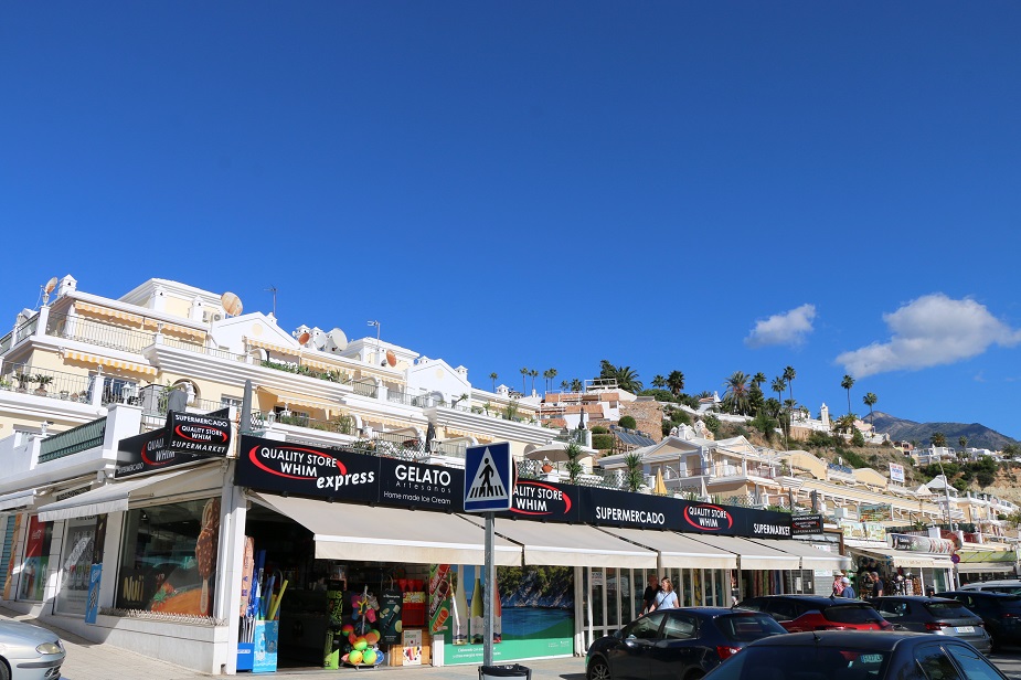 Vacker lägenhet på första linjen Burriana Beach i Nerja