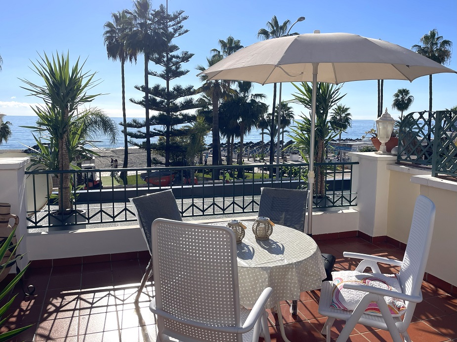 Vacker lägenhet på första linjen Burriana Beach i Nerja