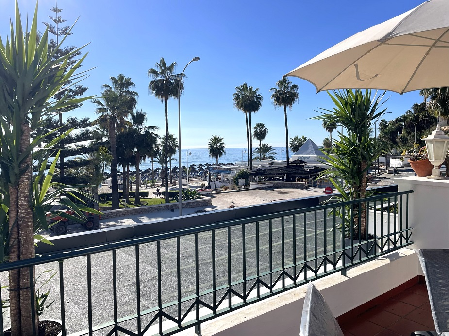 Vacker lägenhet på första linjen Burriana Beach i Nerja