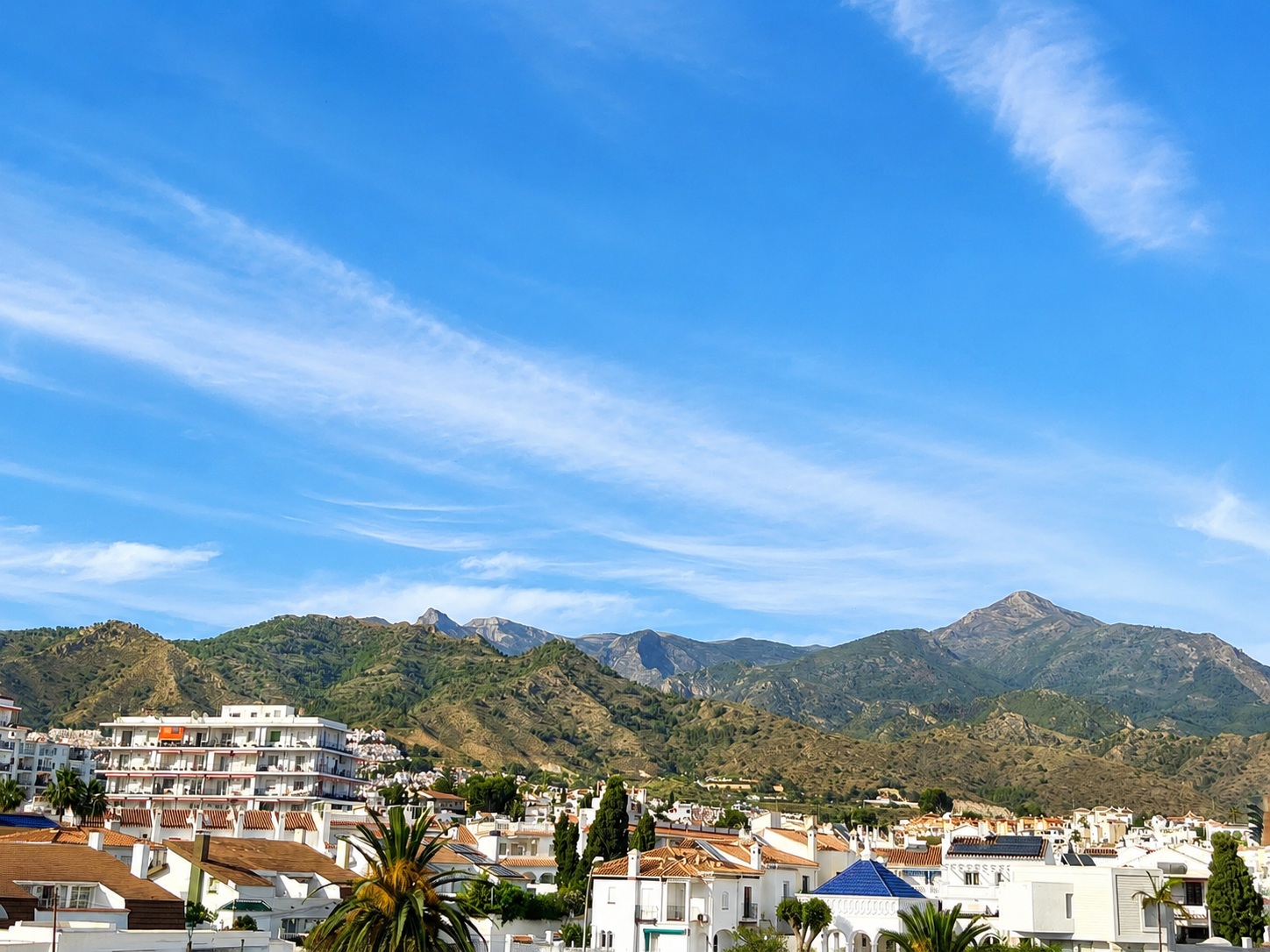 Rymlig lägenhet i området Parador de Nerja, bara några minuters promenad från stranden och centrum av Nerja