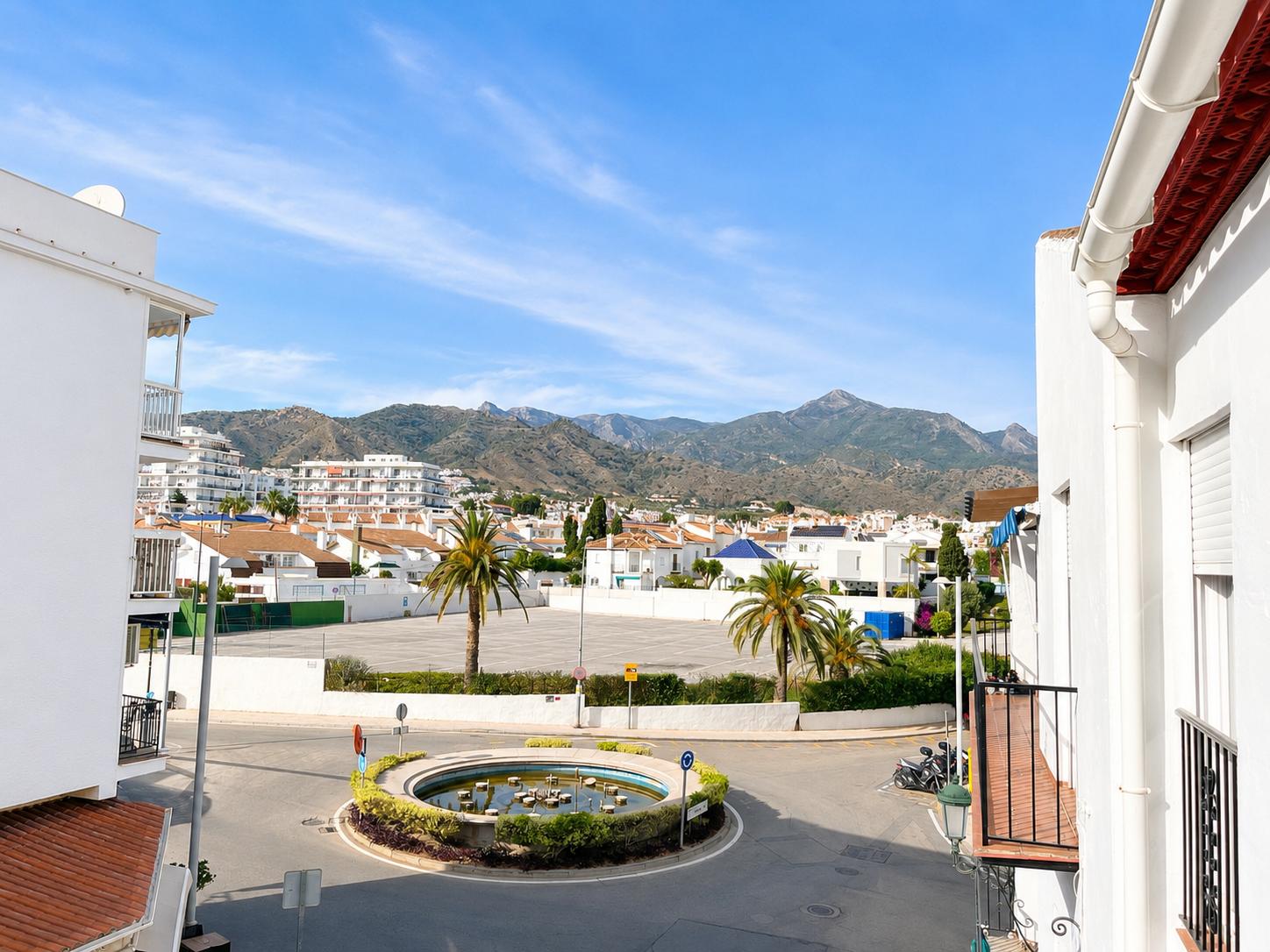 Rymlig lägenhet i området Parador de Nerja, bara några minuters promenad från stranden och centrum av Nerja