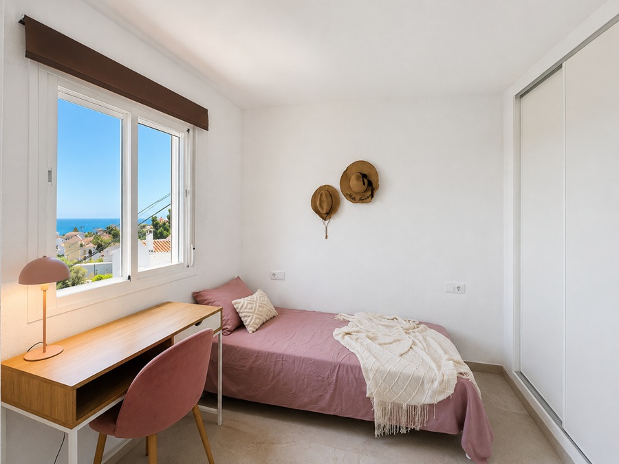 Renoverat hus med sänkt pool och fantastisk havsutsikt 500 meter från Burriana-stranden i Nerja