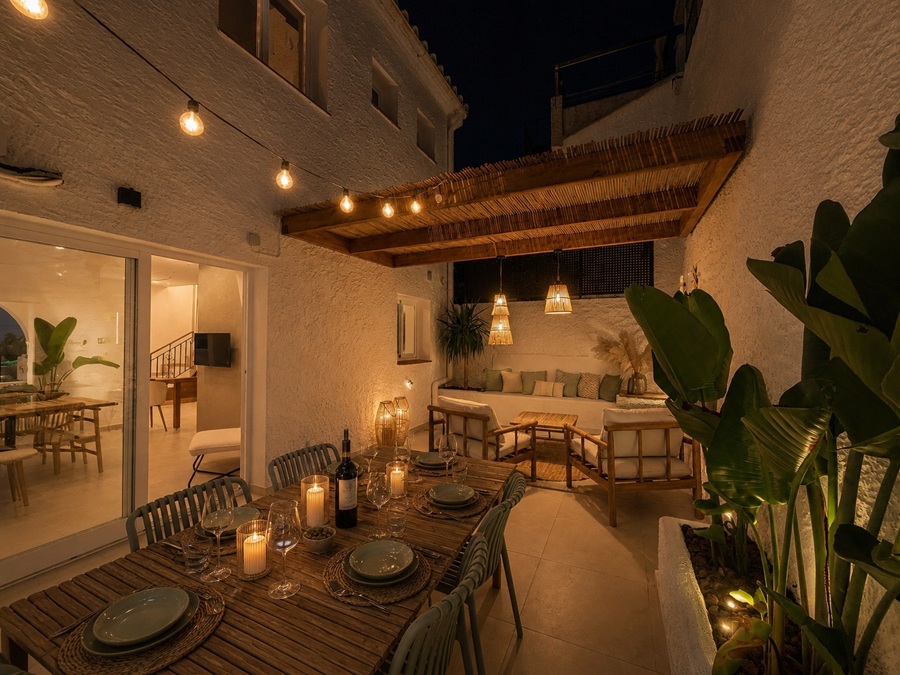Renoverat hus med sänkt pool och fantastisk havsutsikt 500 meter från Burriana-stranden i Nerja