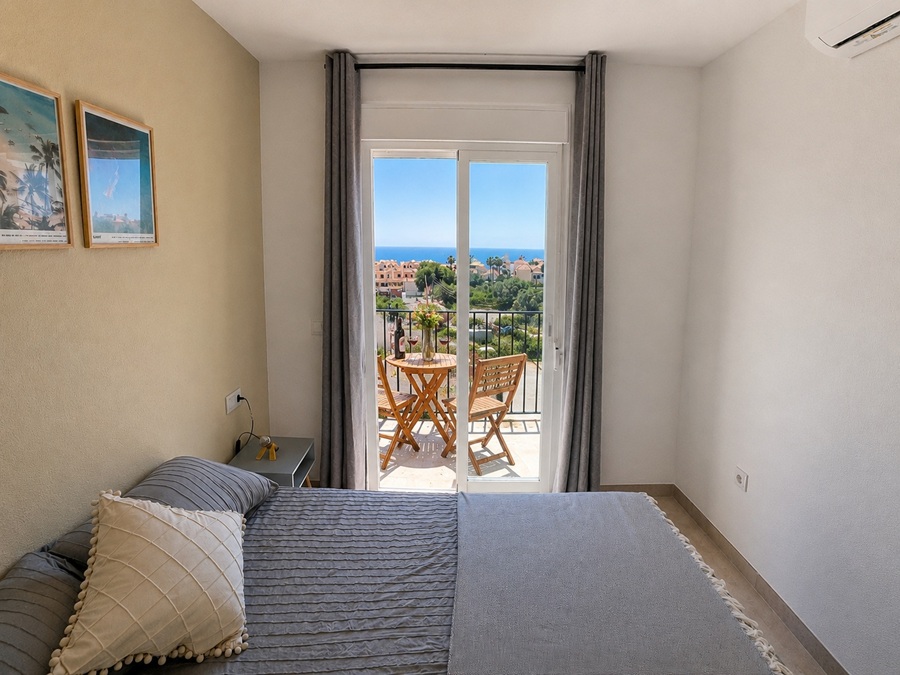 Renoverat hus med sänkt pool och fantastisk havsutsikt 500 meter från Burriana-stranden i Nerja