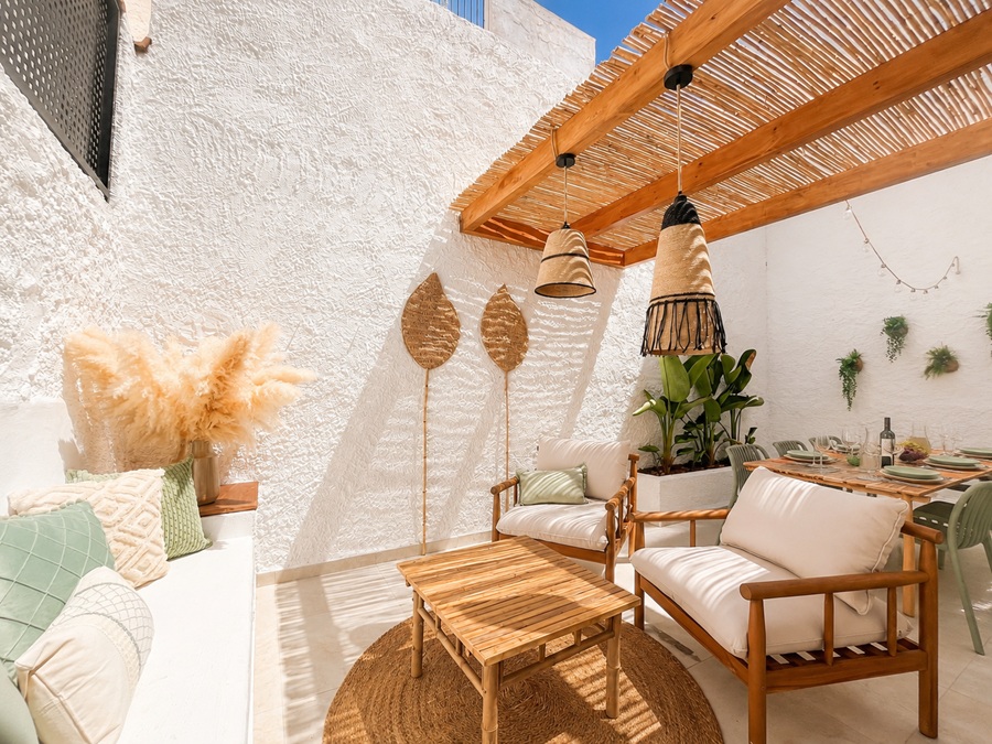 Renoverat hus med sänkt pool och fantastisk havsutsikt 500 meter från Burriana-stranden i Nerja