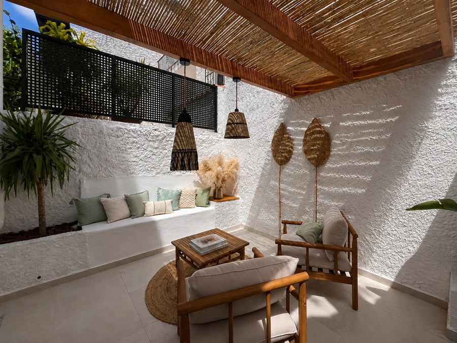 Renoverat hus med sänkt pool och fantastisk havsutsikt 500 meter från Burriana-stranden i Nerja
