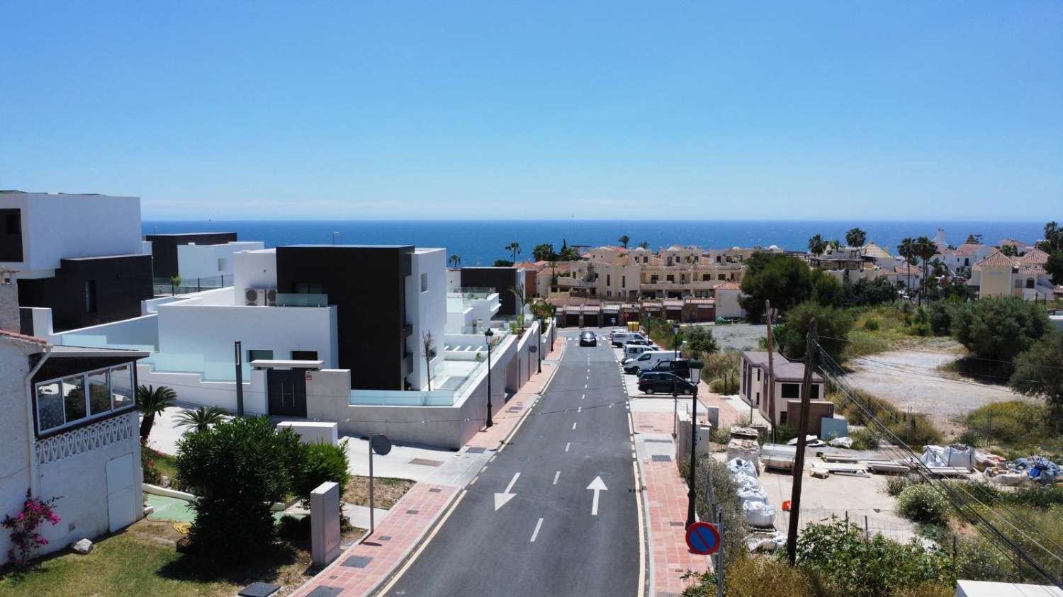 Renoverat hus med sänkt pool och fantastisk havsutsikt 500 meter från Burriana-stranden i Nerja