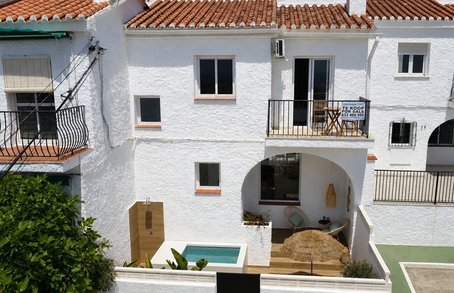 Renoverat hus med sänkt pool och fantastisk havsutsikt 500 meter från Burriana-stranden i Nerja