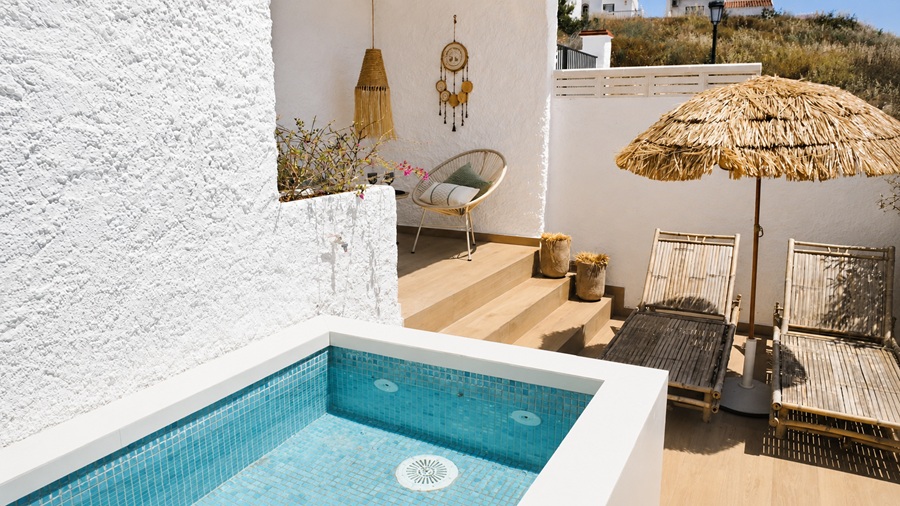 Renoverat hus med sänkt pool och fantastisk havsutsikt 500 meter från Burriana-stranden i Nerja