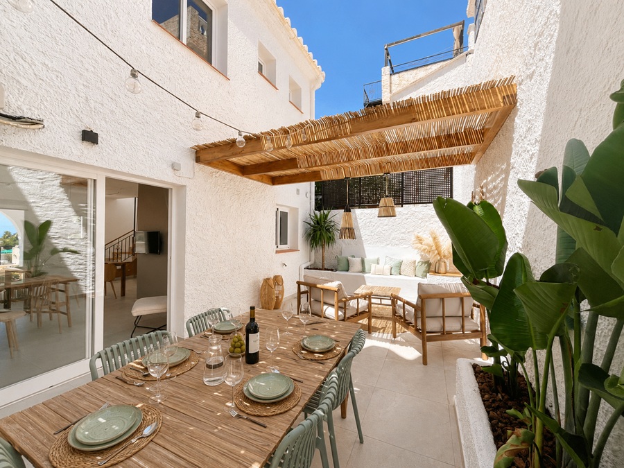 Renoverat hus med sänkt pool och fantastisk havsutsikt 500 meter från Burriana-stranden i Nerja