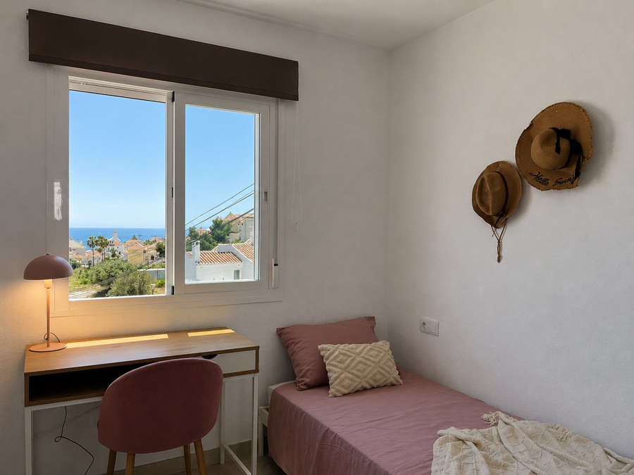 Renoverat hus med sänkt pool och fantastisk havsutsikt 500 meter från Burriana-stranden i Nerja