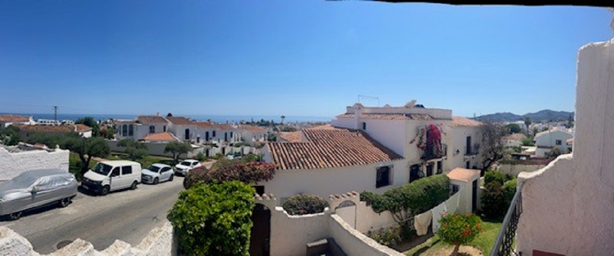 Gerenoveerde vakantiewoning in het gewilde Capistrano Village in Nerja met prachtig uitzicht over Capistrano village en de zee.