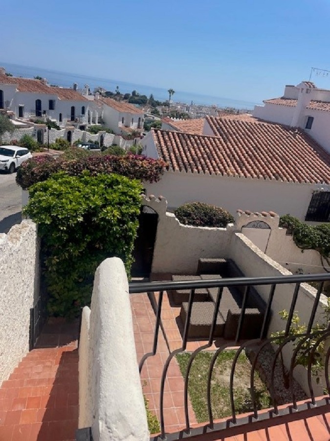 Gerenoveerde vakantiewoning in het gewilde Capistrano Village in Nerja met prachtig uitzicht over Capistrano village en de zee.
