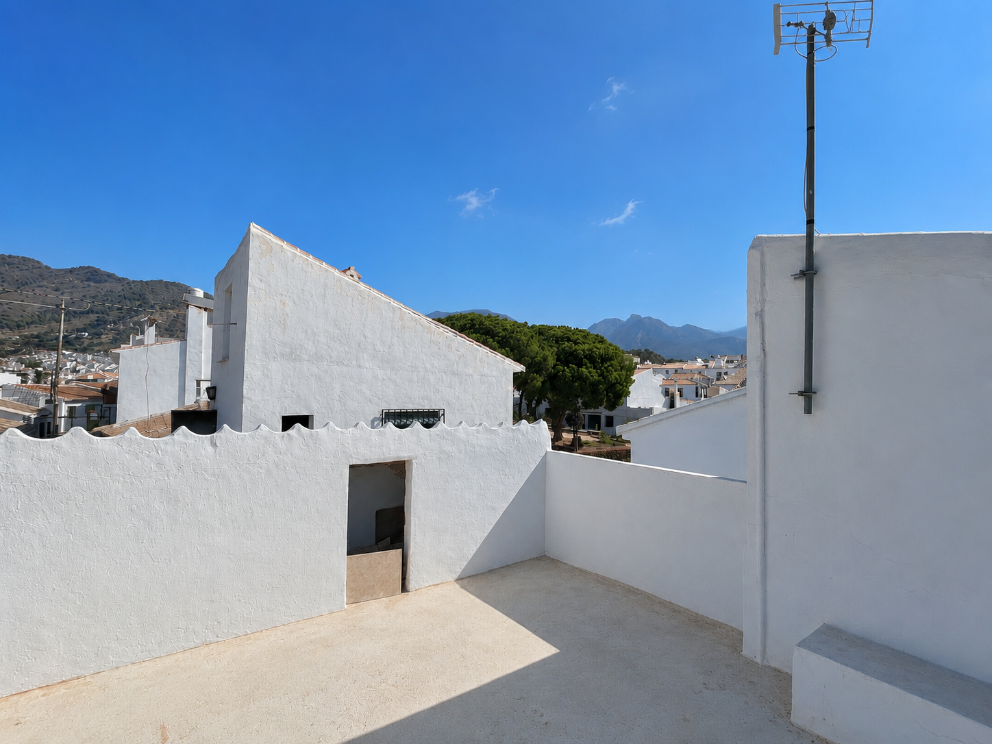Maison jumelée avec terrasse et vue panoramique au cœur de Frigiliana