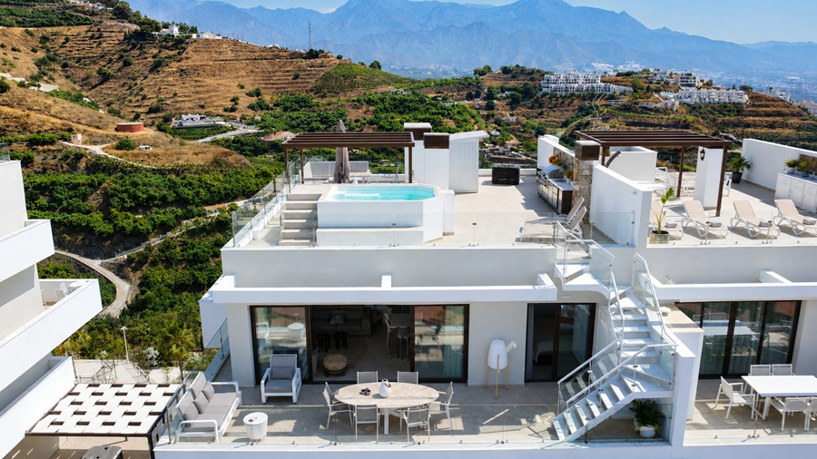 Eksklusiv penthouse med panoramaudsigt over havet og femstjernede faciliteter i Bayview II, Nerja