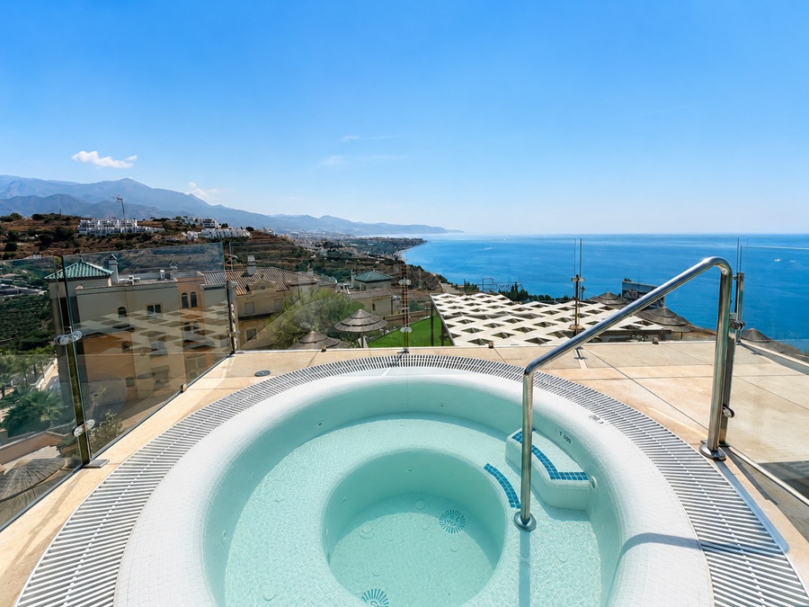 Eksklusiv penthouse med panoramaudsigt over havet og femstjernede faciliteter i Bayview II, Nerja