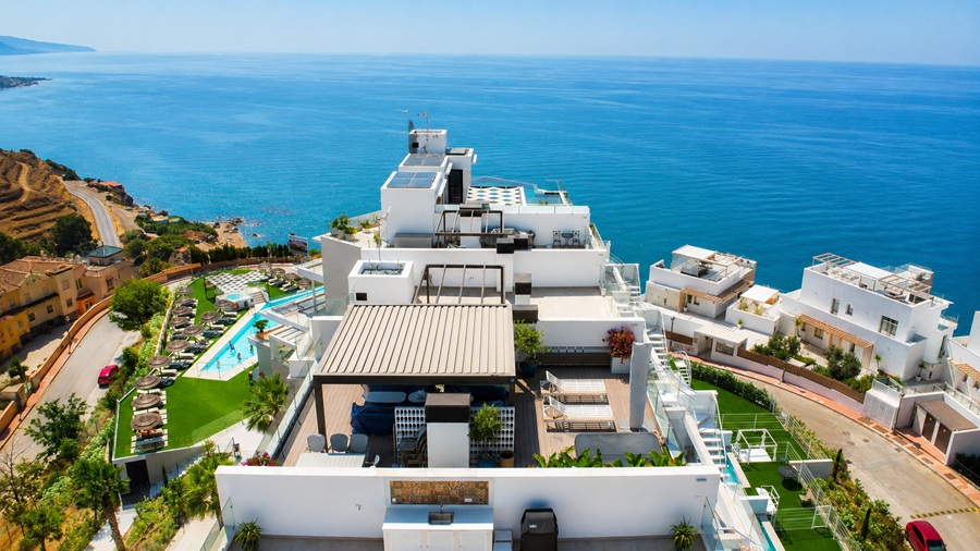 Eksklusiv penthouse med panoramaudsigt over havet og femstjernede faciliteter i Bayview II, Nerja