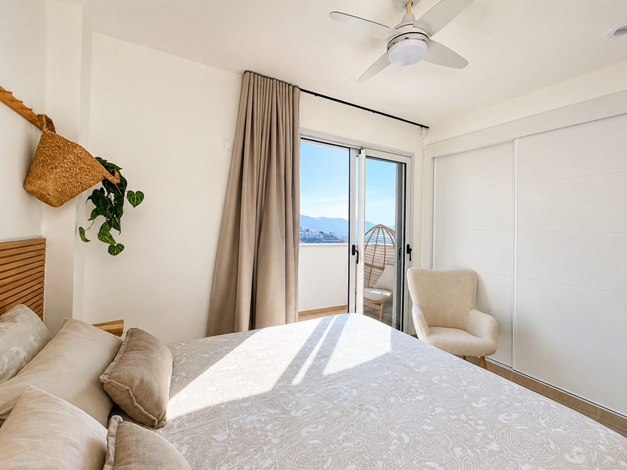Eksklusiv penthouse med panoramaudsigt over havet og femstjernede faciliteter i Bayview II, Nerja