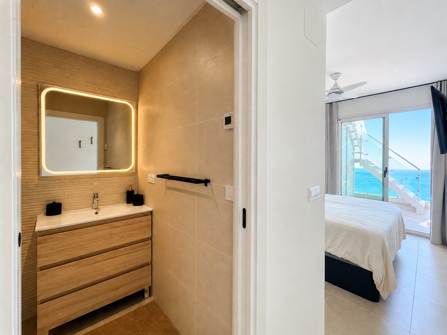 Eksklusiv penthouse med panoramaudsigt over havet og femstjernede faciliteter i Bayview II, Nerja
