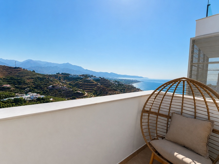 Eksklusiv penthouse med panoramaudsigt over havet og femstjernede faciliteter i Bayview II, Nerja