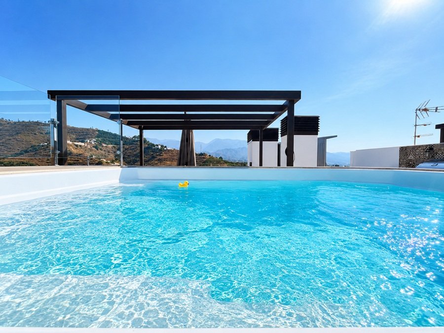 Eksklusiv penthouse med panoramaudsigt over havet og femstjernede faciliteter i Bayview II, Nerja