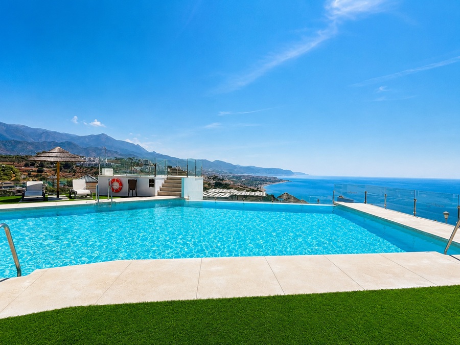 Eksklusiv penthouse med panoramaudsigt over havet og femstjernede faciliteter i Bayview II, Nerja
