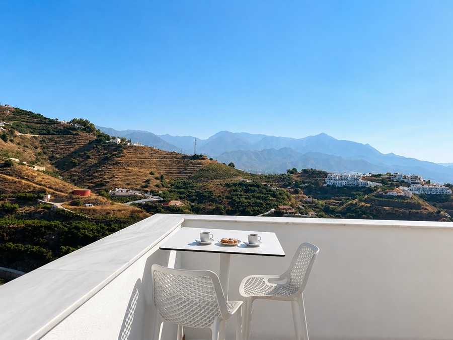 Eksklusiv penthouse med panoramaudsigt over havet og femstjernede faciliteter i Bayview II, Nerja