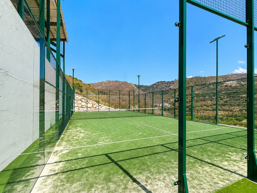 Eksklusiv penthouse med panoramaudsigt over havet og femstjernede faciliteter i Bayview II, Nerja