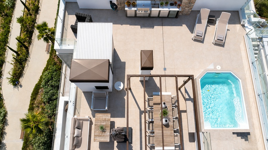 Eksklusiv penthouse med panoramaudsigt over havet og femstjernede faciliteter i Bayview II, Nerja
