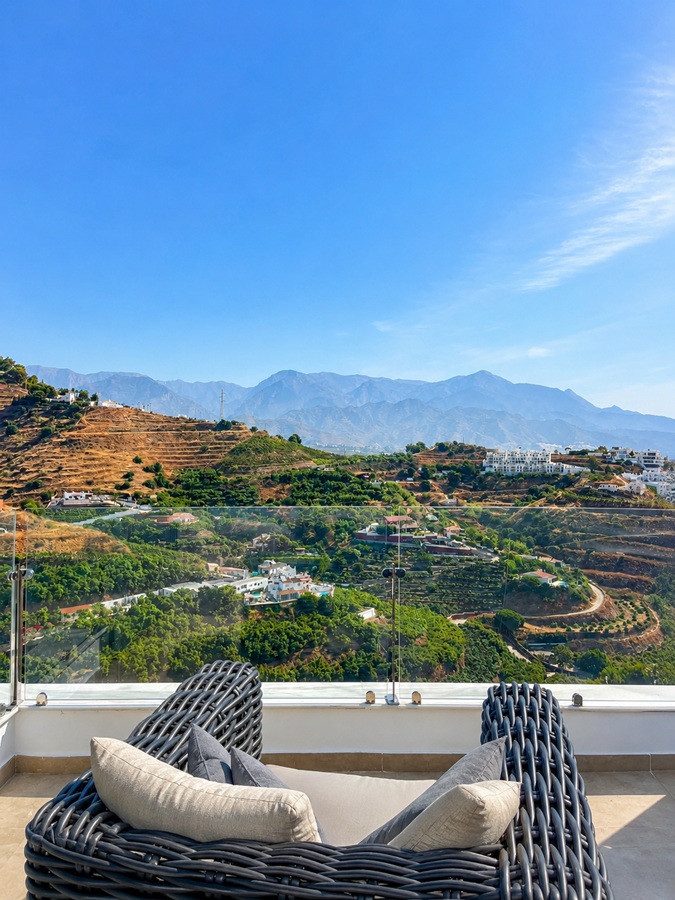 Eksklusiv penthouse med panoramaudsigt over havet og femstjernede faciliteter i Bayview II, Nerja