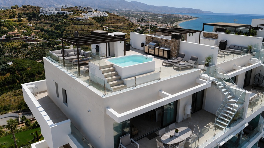 Eksklusiv penthouse med panoramaudsigt over havet og femstjernede faciliteter i Bayview II, Nerja