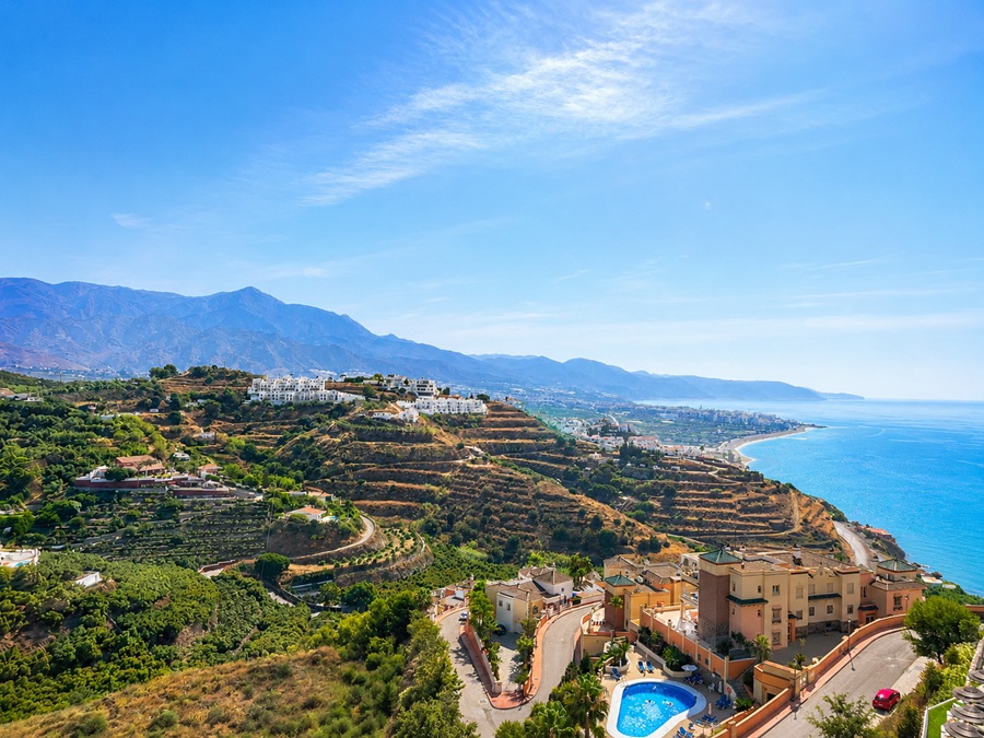Eksklusiv penthouse med panoramaudsigt over havet og femstjernede faciliteter i Bayview II, Nerja