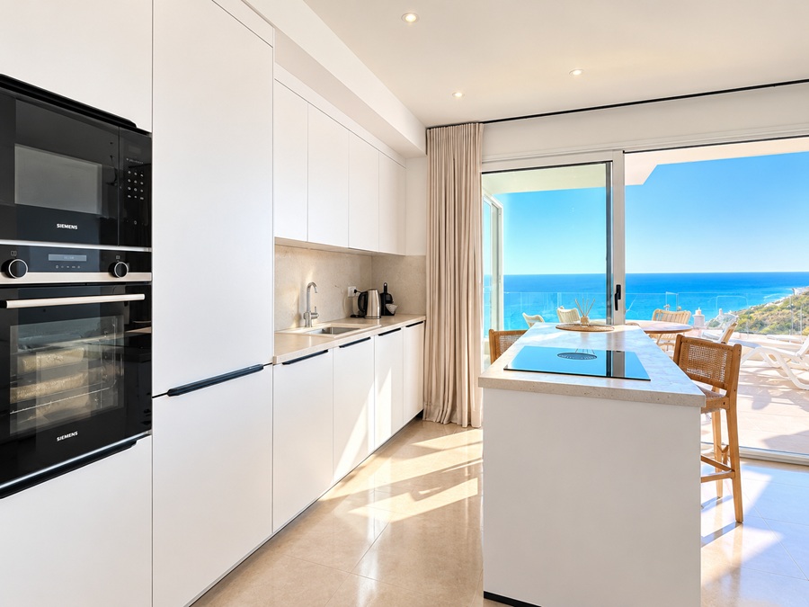 Exklusive Eckwohnung mit Panoramablick auf das Meer in Bayview II, Nerja